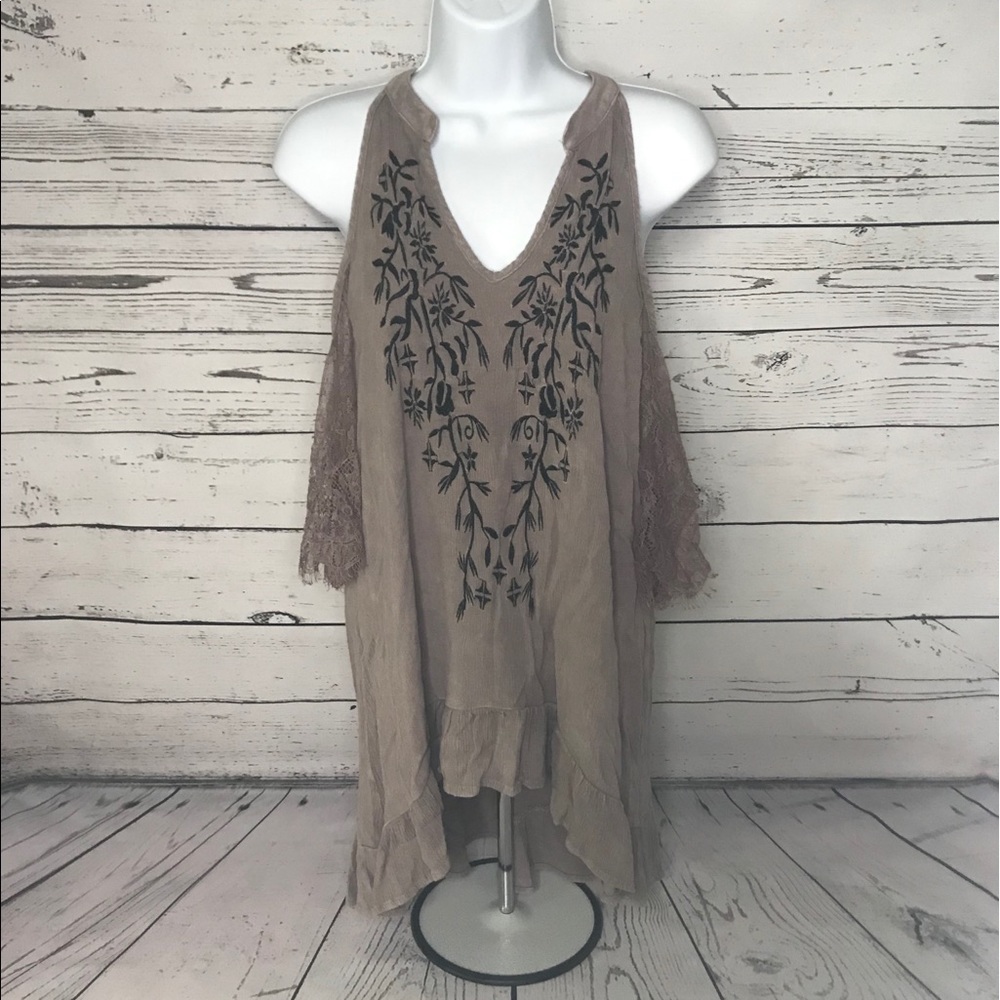 GIMMICKS COLD SHOULDER TOP